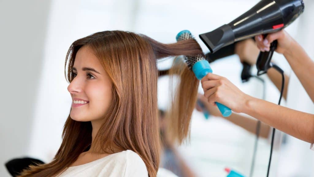 Cliente en peluquería de lujo en La Moraleja con servicios de estilismo, cortes de tendencia y tratamientos de belleza exclusivos